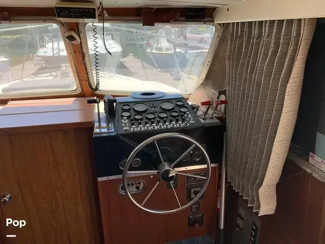 Tollycraft 34 Tri Cabin