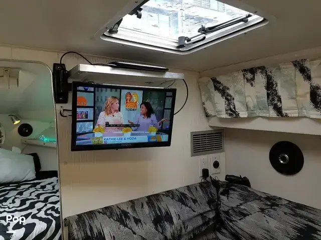 Trojan 8.6 Meter Mid Cabin