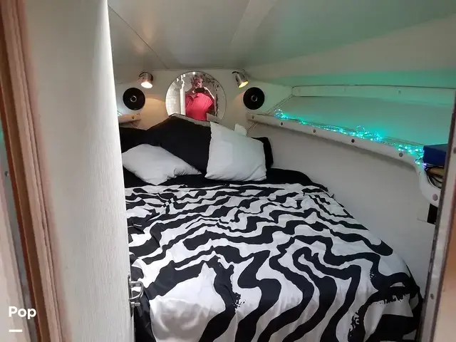 Trojan 8.6 Meter Mid Cabin