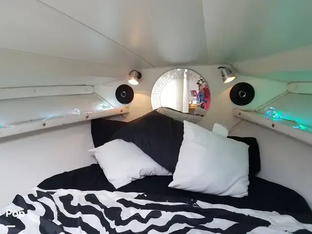 Trojan 8.6 Meter Mid Cabin