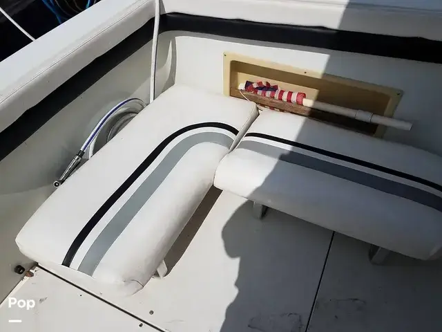 Trojan 8.6 Meter Mid Cabin