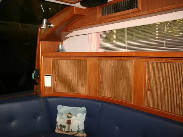 Sea Ray 390 Express Cruiser