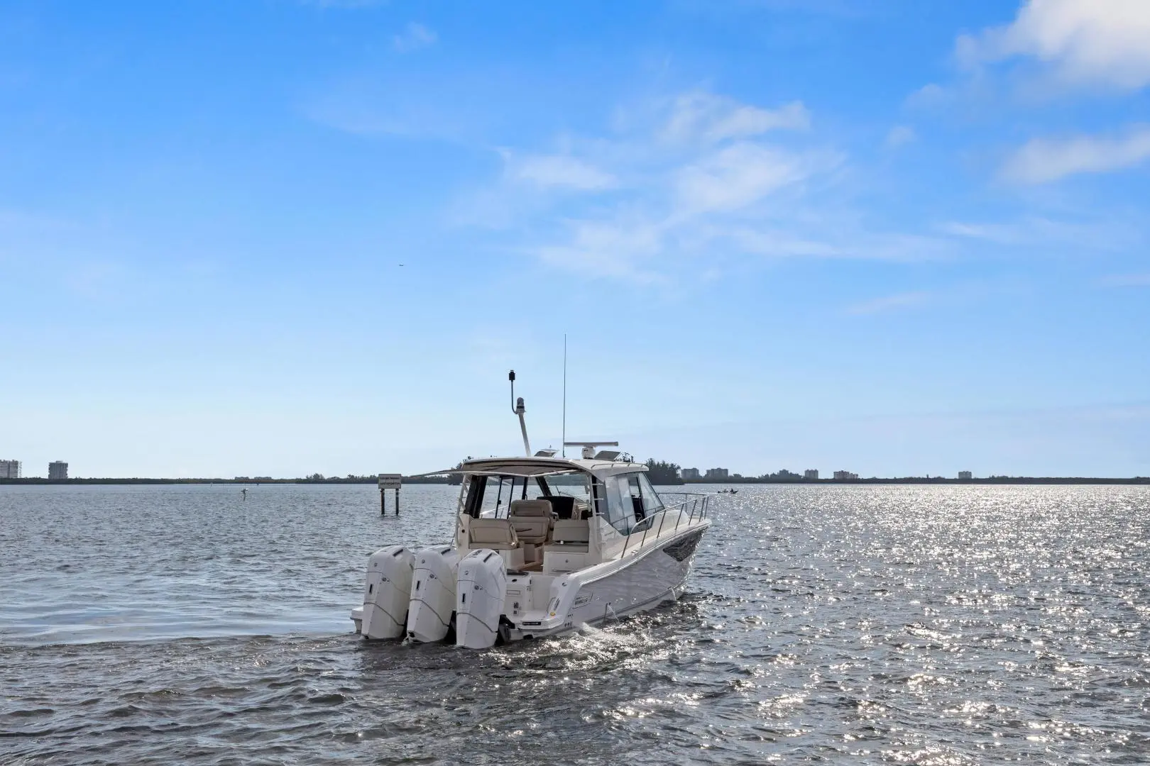 2022 Boston Whaler 405 conquest