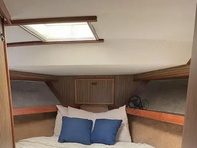 Viking Yachts 43 Double Cabin