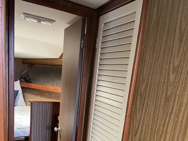 Viking Yachts 43 Double Cabin