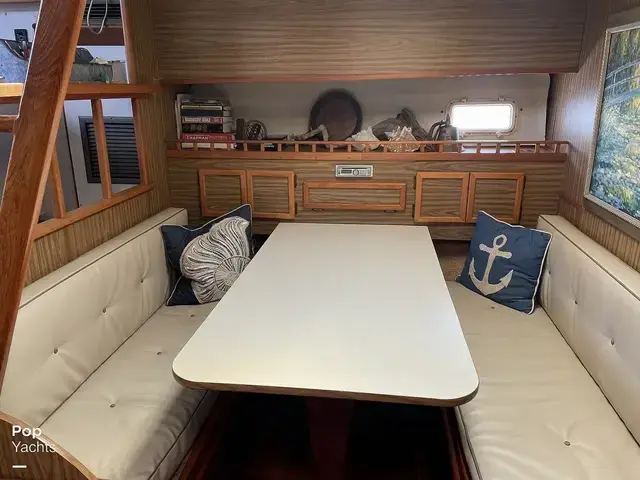 Viking Yachts 43 Double Cabin