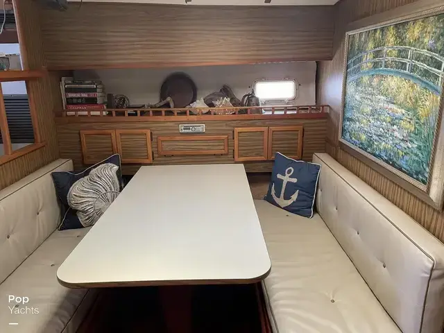 Viking Yachts 43 Double Cabin