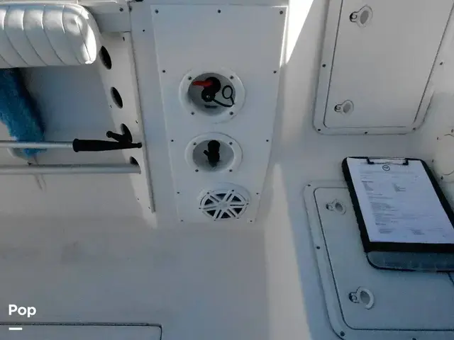 Pro Line 2550 Walkaround Mid-Cabin