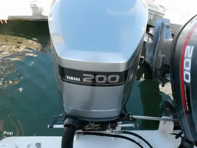 Pro Line 2550 Walkaround Mid-Cabin