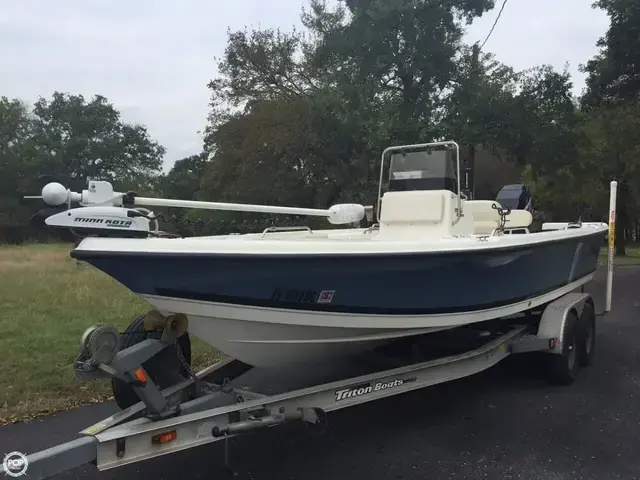 Triton 218 Bay Explorer