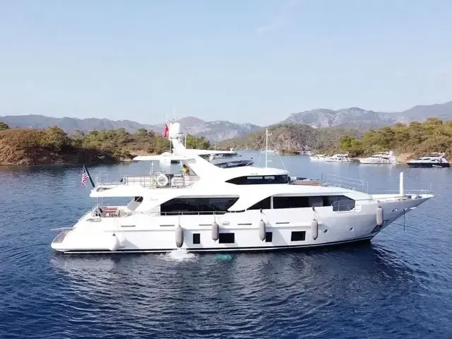 Benetti Delfino 93