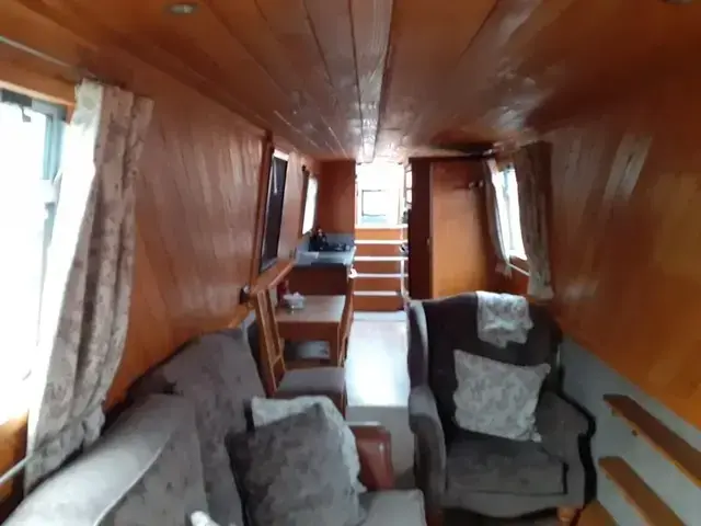 Mel Davies 60ft narrowboat called Ease Springs