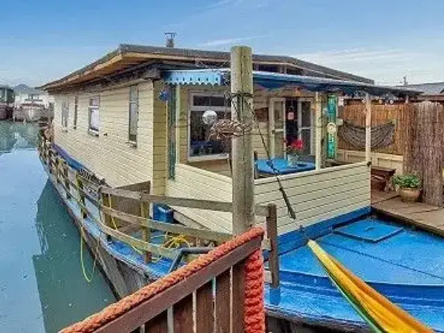 Houseboat 85ft