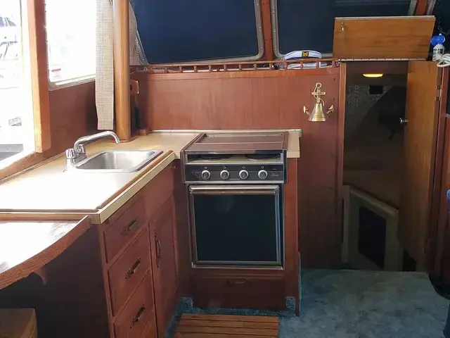 Tollycraft 34 Tri Cabin