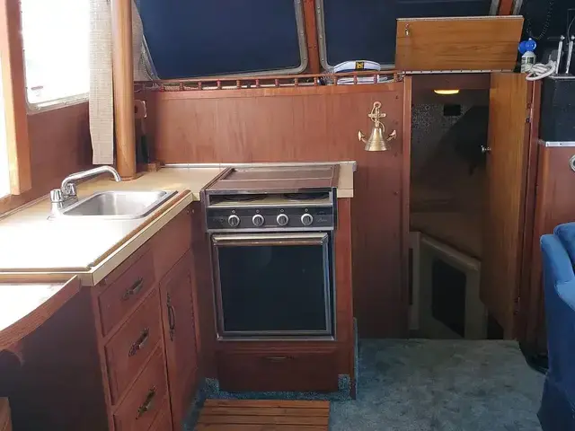 Tollycraft 34 Tri Cabin