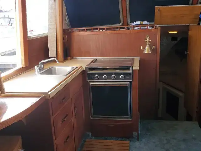 Tollycraft 34 Tri Cabin