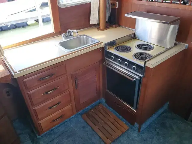 Tollycraft 34 Tri Cabin