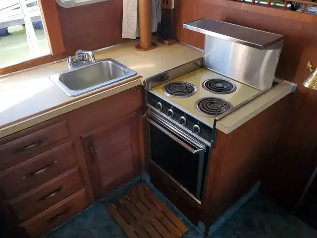 Tollycraft 34 Tri Cabin