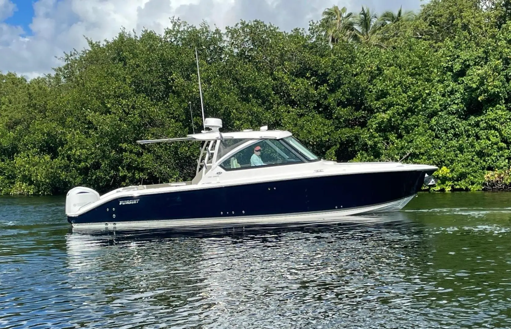 2018 Pursuit 325 dual console