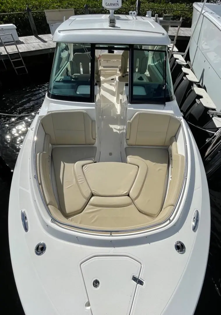 2018 Pursuit 325 dual console