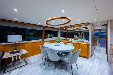 Lazzara 84 Flybridge