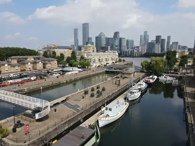 Float8 Houseboat with London mooring