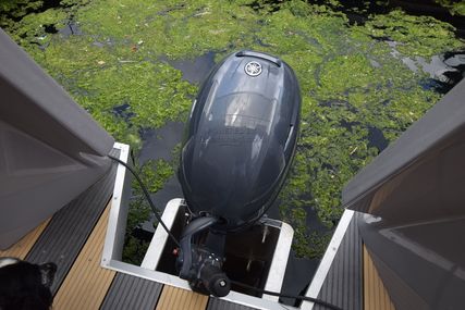 Float8 Houseboat with London mooring