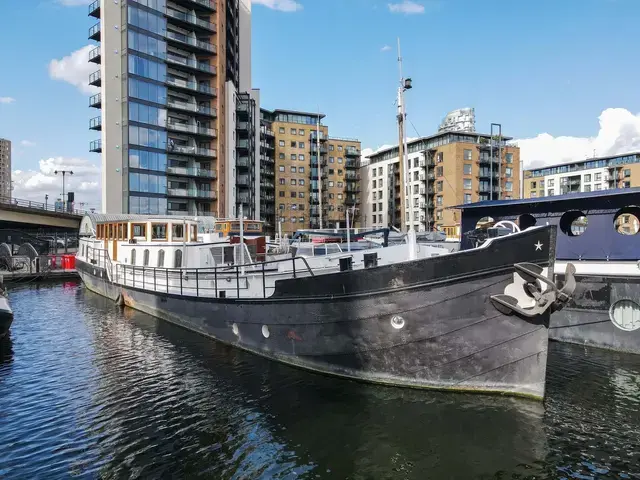 Dutch Barges 31m with London Mooring