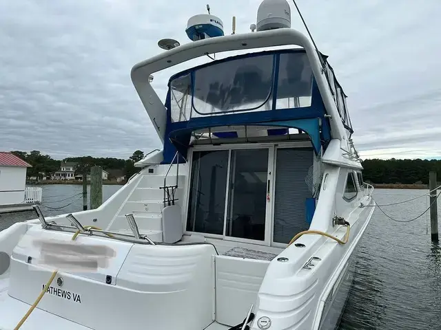 Sea Ray 440 Express Bridge