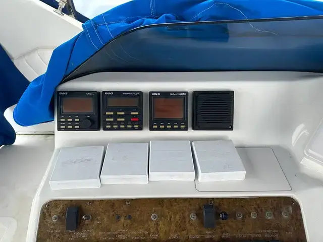 Sea Ray 440 Express Bridge