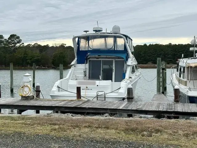 Sea Ray 440 Express Bridge