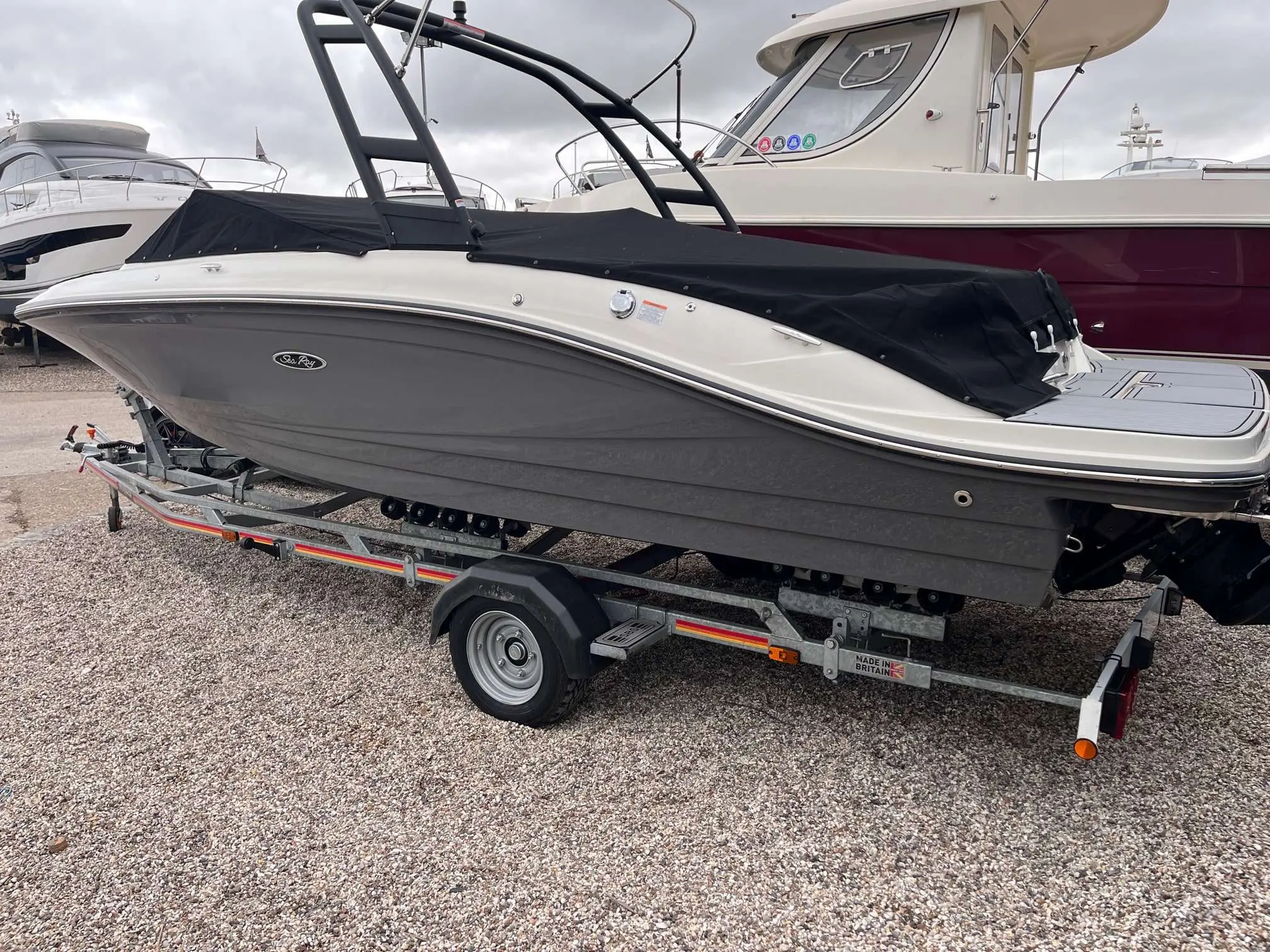 2023 Sea Ray 210 spxe