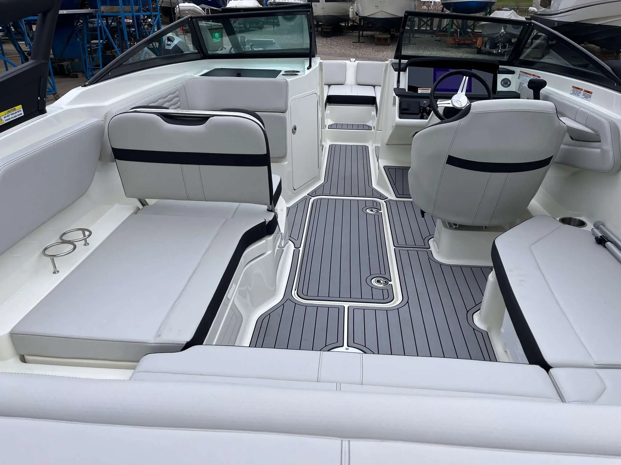 2023 Sea Ray 210 spxe