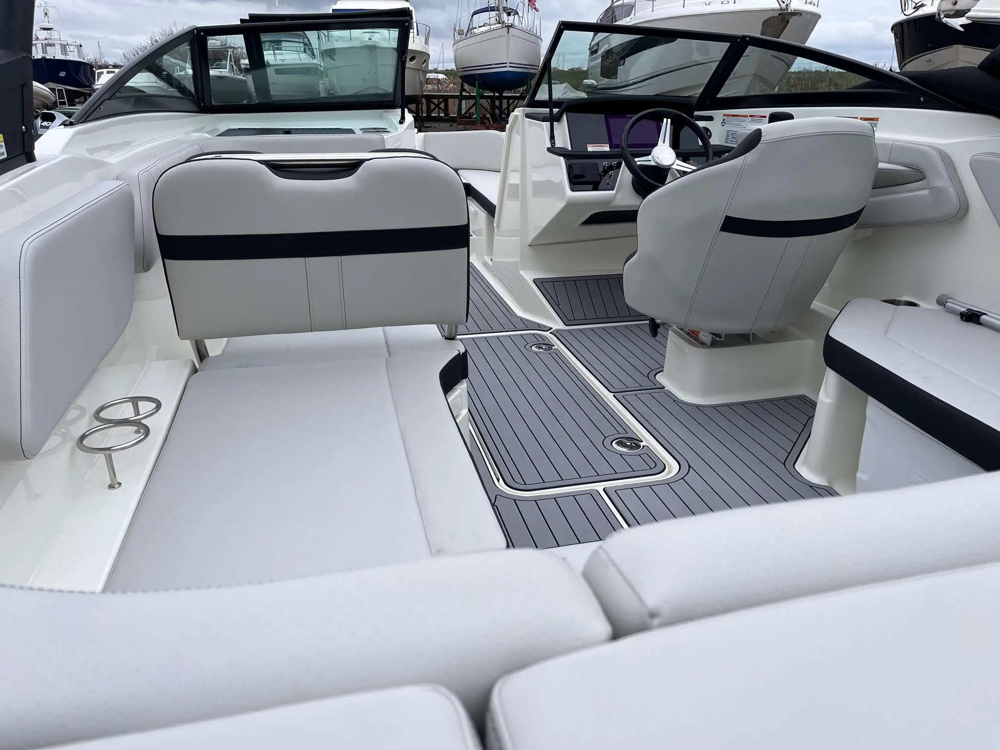 2023 Sea Ray 210 spxe