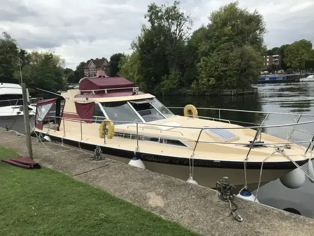 Jack Powles 33ft Cabin Cruiser with Mooring