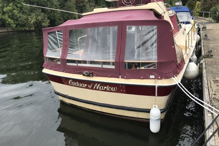 Jack Powles 33ft Cabin Cruiser with Mooring