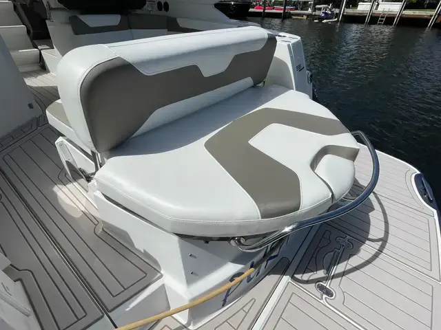 Monterey 335 Sport Yacht