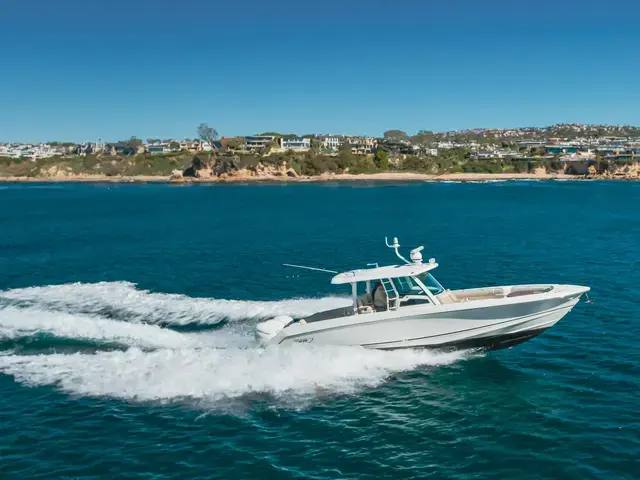 Boston Whaler 380 Outrage