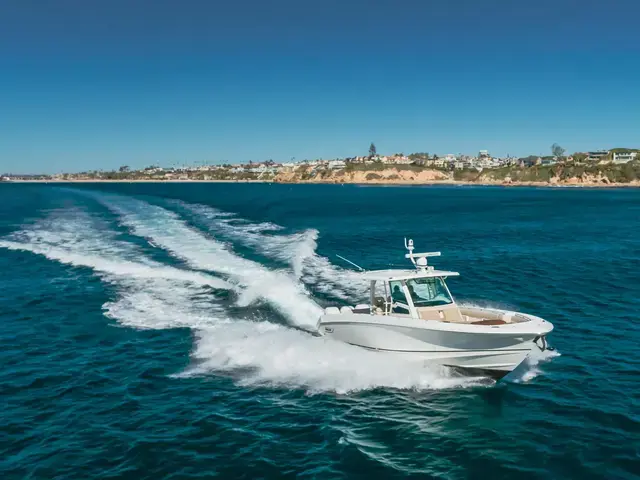 Boston Whaler 380 Outrage