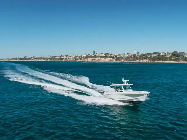 Boston Whaler 380 Outrage