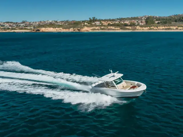 Boston Whaler 380 Outrage