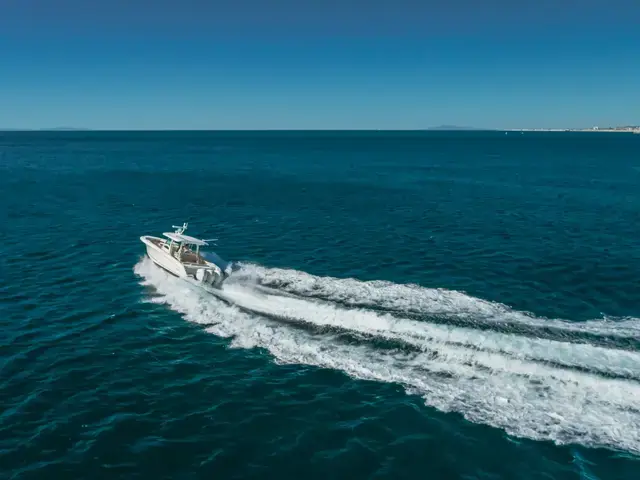 Boston Whaler 380 Outrage