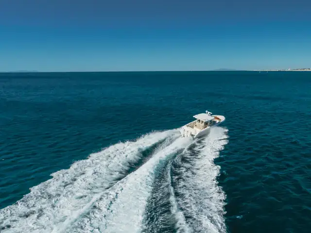 Boston Whaler 380 Outrage