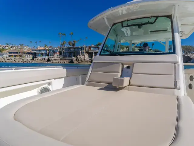 Boston Whaler 380 Outrage