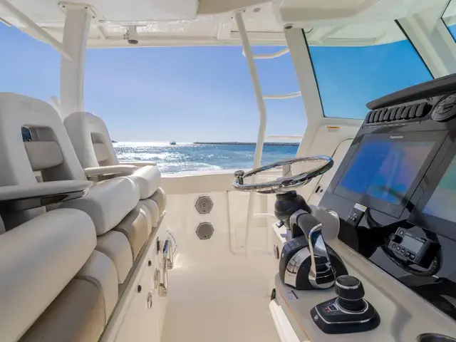 Boston Whaler 380 Outrage