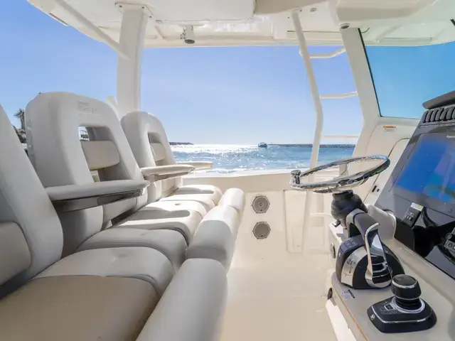 Boston Whaler 380 Outrage