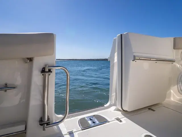 Boston Whaler 380 Outrage