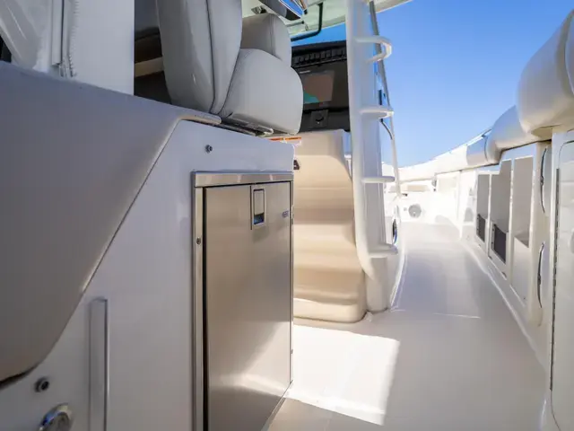 Boston Whaler 380 Outrage