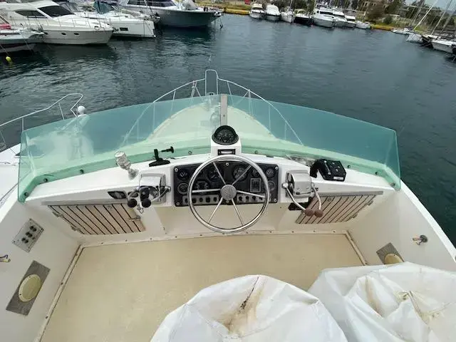 Bertram 33 Flybridge Cruiser