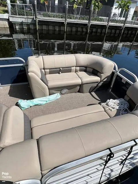 2022 Sun Tracker party barge 20 dlx